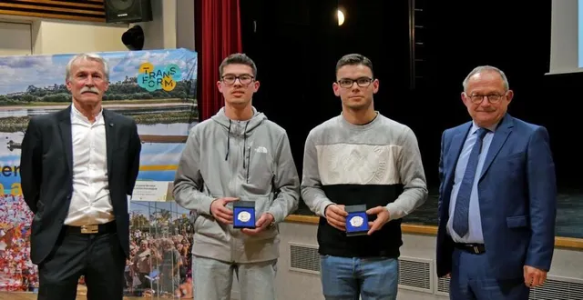 photo  maël macé et romain michalet ont reçu la médaille de meilleur apprenti de france des mains de l’adjoint jean besnard (à gauche), et de gilles piton, maire de mauges-sur-loire.  &copy;  mauges-sur-loire 
