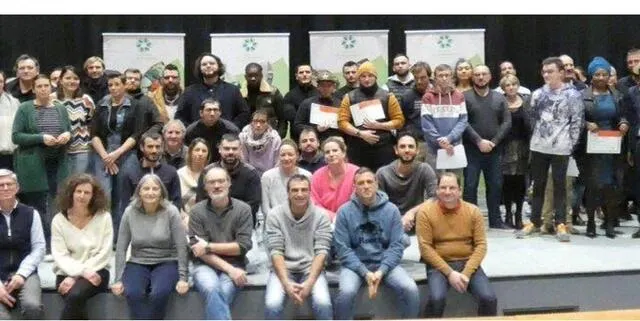 photo  les lauréats réunis avec leurs maîtres de stage et partenaires.  &copy;  le maine libre 