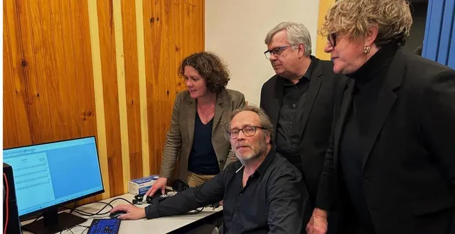 photo  patrick vinot, directeur de l’école de musique, a présenté aux élues, anne-sophie lemée, maire et sophie douvry, conseillère départementale, l’utilisation de l’outil informatique.  &copy;  ouest-france 