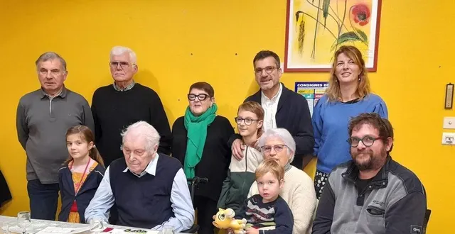 photo  enfants, petits enfants et arrière-petits-enfants étaient réunis autour de roger lafoux pour fêter ses 100 ans  &copy;  le maine libre 