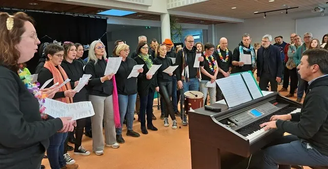 photo  en fin d’après-midi, une chorale d’anciens et de nouveaux professeurs a donné de la voix. et l’orchestre a pris le relais. le tout, sous la houlette du professeur de musique, emmanuel dardelle.  &copy;  ouest-france 