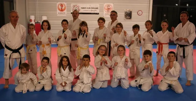 photo  les jeunes du club karaté club de perseigne entourés de leurs professeurs  &copy;  ml 