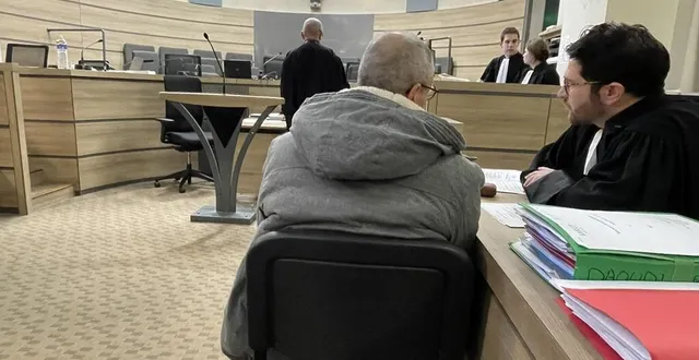 photo  l’accusé s’entretient avec son avocat juste avant le début de l’audience, ce lundi 29 janvier 2024, à alençon (orne).  &copy;  ouest-france 