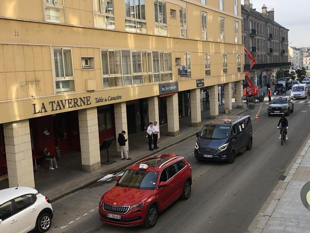 Les Taxis Manifestent Pour Le Transport Sanitaire, La Circulation ...