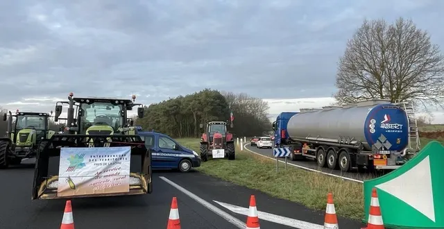 photo  le barrage des agriculteurs au péage de l’a11 à durtal est effectif ce lundi 29 janvier 2024, dès 6 h.  &copy;  ouest-france 