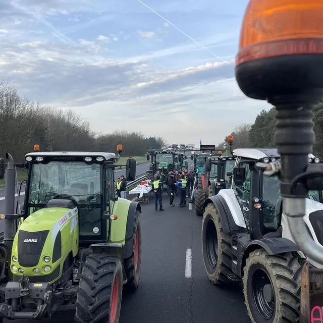 photo déjà, 4 km de bouchons au péage de l’autoroute a11 à durtal (maine-et-loire).  ©  ouest-france