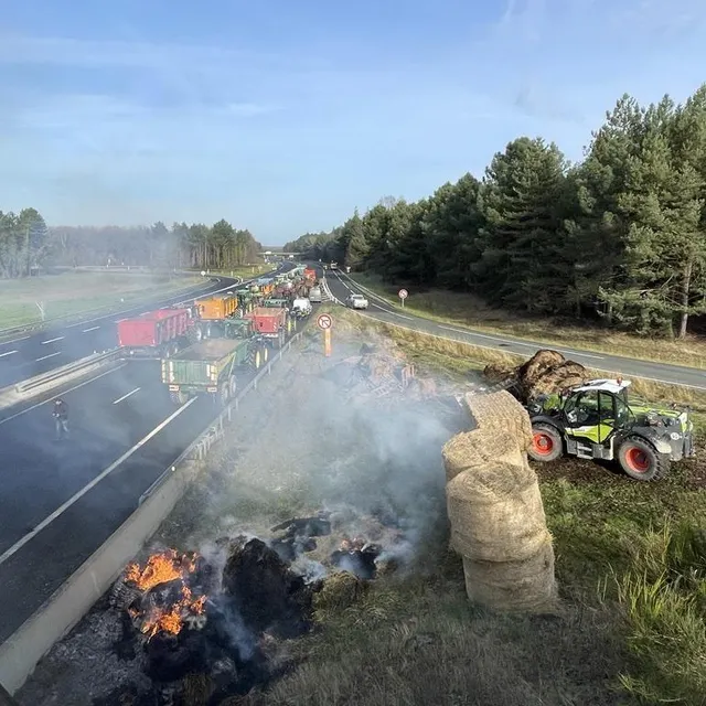 photo le blocage à seiches-sur-le-loir de l'autoroute a11 de ce lundi 29 janvier 2024  ©  ouest-france
