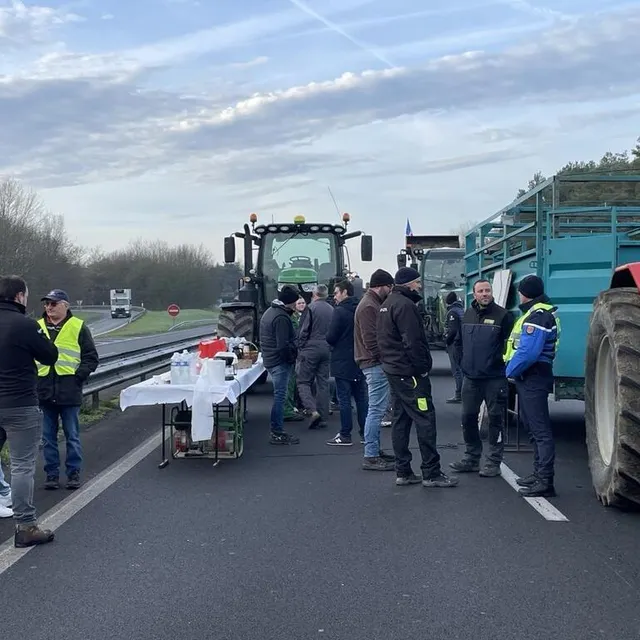 photo les agriculteurs s'installent, dans le calme, au péage de l'a11 à durtal.  ©  ouest-france