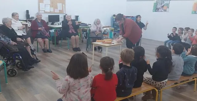 photo  les élèves et les aînées ont partagé un moment sympathique.  &copy;  co 