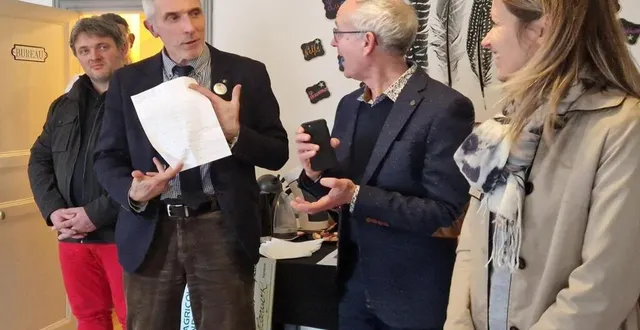 photo  rodolphe pariset a félicité françois rolland pour l’aide précieuse apportée aux personnes dans le besoin.  &copy;  ouest-france 