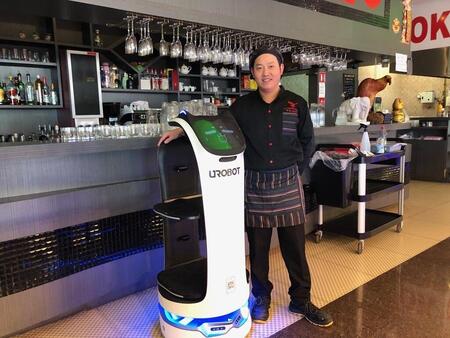 photo You Hu, le patron du Grand Aigle, à Granville (Manche) et son nouveau robot de service, Émilie. OUEST-FRANCE 