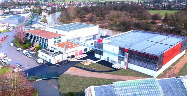 photo  la nouvelle usine de production d’eau potable de l’épau (à droite) a été construite entre les deux anciennes, pour s’imbriquer du mieux possible dans le paysage.  &copy;  suez 