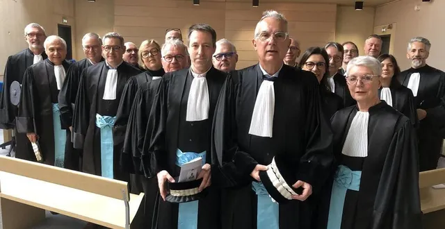 photo  l’ensemble des juges du tribunal de commerce du mans, désormais présidé pat chistian bagnaud (au premier plan), ont pris la pause, avant l’audience solennelle.  &copy;  le maine libre 