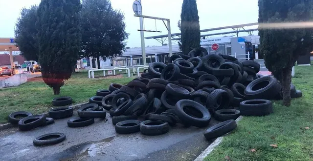 photo  au centre commercial leclerc de la flèche (sarthe), les accès ont été temporairement bloqués par une action d’agriculteurs, tôt ce matin du mardi 30 janvier 2024.  &copy;  ouest-france 