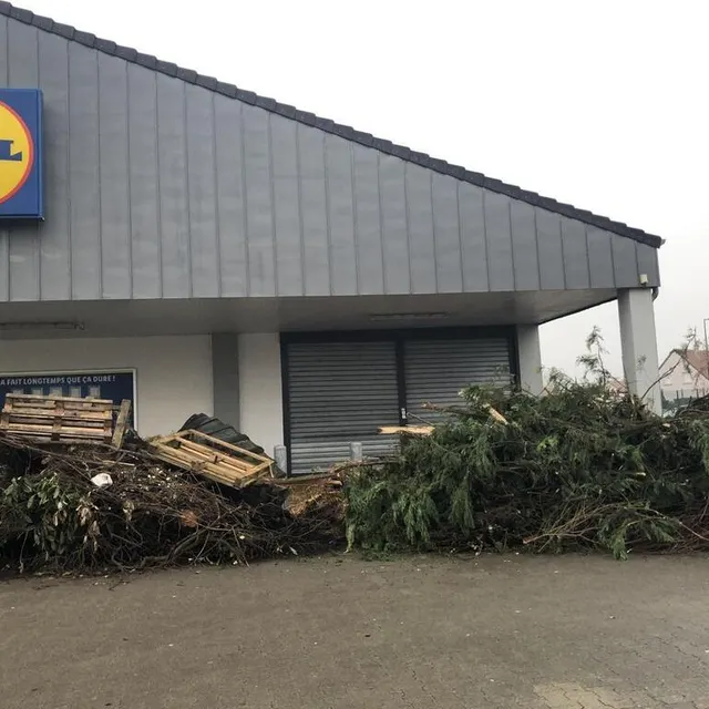 photo le magasin lidl de la flèche a également été la cible d'une action des agriculteurs locaux, tôt ce mardi 30 janvier 2024.  ©  ouest-france