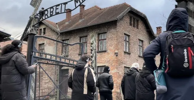 photo  les élèves du lycée leclerc-navarre d’alençon (orne) entrant dans le camp d’auschwitz-i, mercredi 24 janvier 2024. avec d’autres élèves d’établissements normands, ils ont passé deux jours en pologne dans le cadre d’un voyage organisé par la région sur le thème des mémoires de la shoah.  &copy;  ouest-france 
