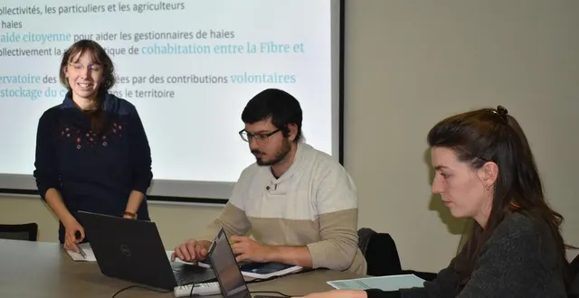 photo  claire faivet de la chambre d’agriculture, élodie fougère et baptiste bréguet du cpie.  &copy;  le maine libre 