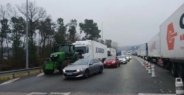 photo  mardi 30 janvier 2024, les agriculteurs en colère poursuivent leurs actions en sarthe, comme à ecommoy où un barrage filtrant a été installé au niveau du péage de l’a28.  &copy;  ouest-france 