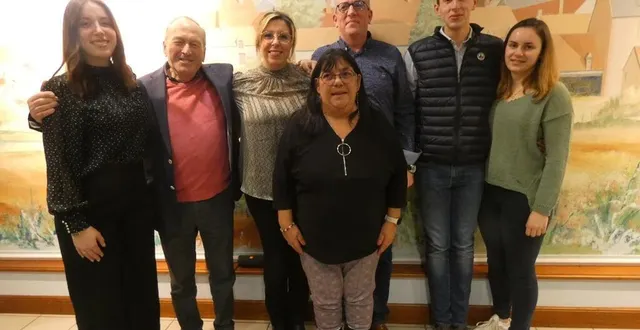 photo  sandrine et frédéric avec le maire, leurs enfants et leur employée.  &copy;  ouest-france 