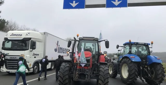 photo  mardi 30 janvier 2024, quatre péages sarthois ont été investis par les agriculteurs en colère, comme ici à bonnétable.  &copy;  ouest-france 