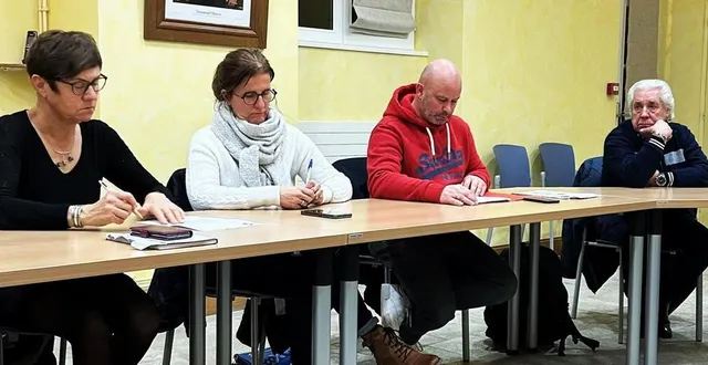 photo  vincent toreau, conseiller délégué (en rouge), a présenté les projets de renaturation et d’entretien des espaces verts.  &copy;  ouest-france 
