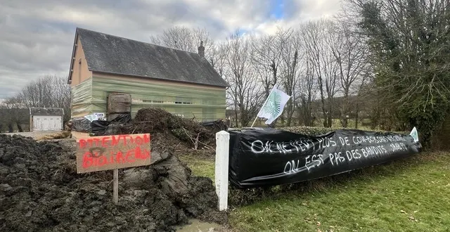 photo  les agriculteurs ont enrubanné le siège de l’ofb, devant lequel ils ont déversé du fumier et apposé des écriteaux.  &copy;  ouest-france 