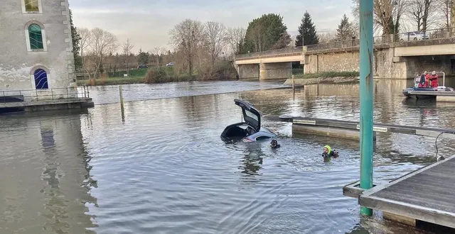 photo  les plongeurs sont intervenus pour sortir la voiture immergée, ce mardi 30 janvier 2024, à malicorne-sur-sarthe.  &copy;  ouest-france 