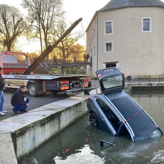 La voiture immergée a finalement été sortie de l’eau en fin d’après-midi, mardi 30 janvier 2024. Ouest-France photo la voiture immergée a finalement été sortie de l’eau en fin d’après-midi, mardi 30 janvier 2024. © ouest-france