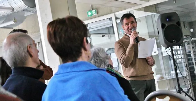 photo  le maire michel gendry au micro lors de la cérémonie des vœux de parcé-sur-sarthe, organisée samedi 13 janvier 2024, dans la salle du restaurant scolaire.  &copy;  ouest-france 