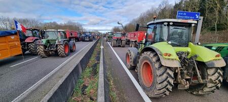 photo Une soixantaine de tracteurs et quelque 120 agriculteurs occupent toujours l’A13 dans l’Eure, sur le tronçon Saint-Aubin-sur-Gaillon et Douains. Ils ne lèveront pas le camp mercredi. Marc Braun/Ouest-France 