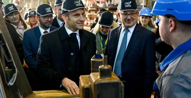photo  serge quaranta (à droite), directeur général des cmn, ici en compagnie d’emmanuel macron le 19 janvier à cherbourg. derrière le président de la république, akram safa, qui reprend les rênes du groupe.  &copy;  martin roche/ ouest-france 