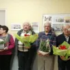 photo  didier chevallier et odile david ont remis les plantes qui récompensent les participants au concours des maisons fleuries. 