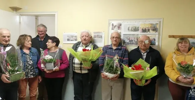 photo  didier chevallier et odile david ont remis les plantes qui récompensent les participants au concours des maisons fleuries.  &copy;  co 