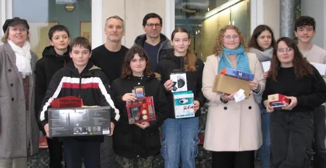 photo  une remise de cadeaux aux élèves volontaires.  &copy;  le maine libre 