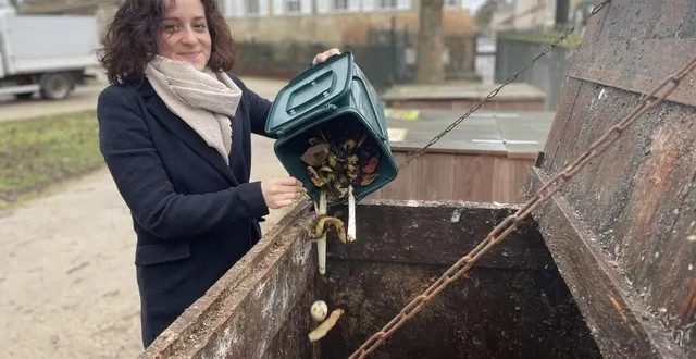 photo  à l’aide d’un bio-seau, esther garnier, animatrice au service déchets ménagers de la communauté urbaine d’alençon, verse des biodéchets dans l’un des composteurs installé au parc des promenades.  &copy;  ouest-france 