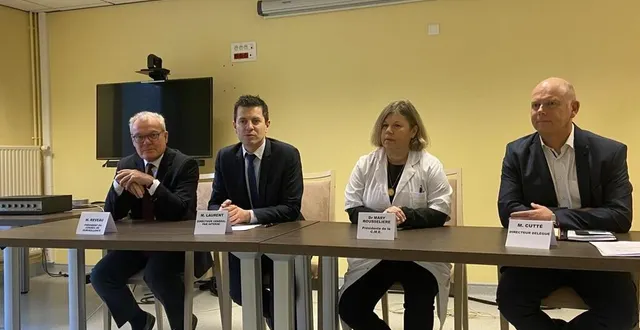 photo  guillaume laurent (au centre) est le nouveau directeur par intérim de l’hôpital de la ferté-bernard. quatre jours par semaine, c’est son directeur délégué, philippe cutté (à droite) qui sera présent.  &copy;  le maine libre 