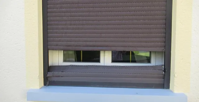 photo  un volet saccagé à la suite d’une tentative de cambriolage à la ferté-macé (orne).  &copy;  ouest-france 