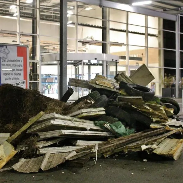 photo des déchets en tous genres ont été déversés devant l’entrée du centre commercial leclerc.  ©  ouest-france