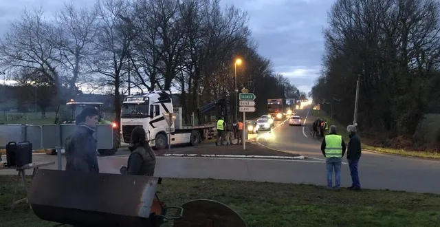photo  ce mercredi 31 janvier 2024, des agriculteurs du sud de la sarthe bloquent le rond-point de la pépinière à la flèche. ils ont prévu d’y rester toute la journée.  &copy;  ouest-france 
