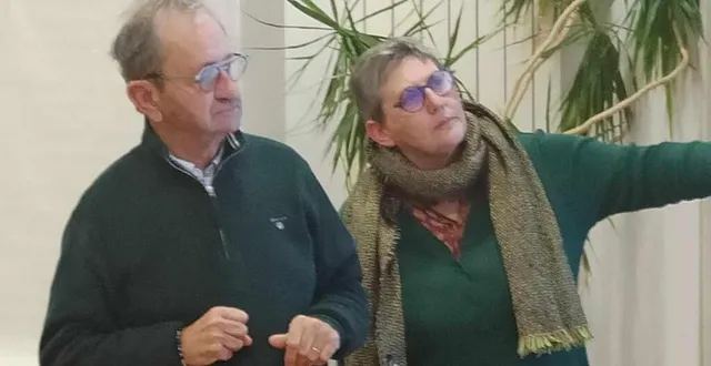 photo  daniel coudreuse, le maire, a expliqué, avec sa secrétaire, le projet du prieuré.   &copy;  le maine libre 