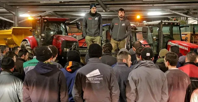 photo  cyril lemaitre et matthieu riauté, représentants des jeunes agriculteurs (ja), ont énoncé le plan de bataille sur le parking du magasin leclerc de sablé-sur-sarthe, tôt ce mercredi 31 janvier 2024.  &copy;  ouest-france 
