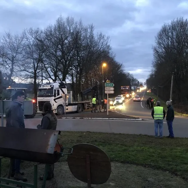 photo des agriculteurs du sud de la sarthe bloquent le rond-point de la pépinière à la flèche.  ©  ouest-france