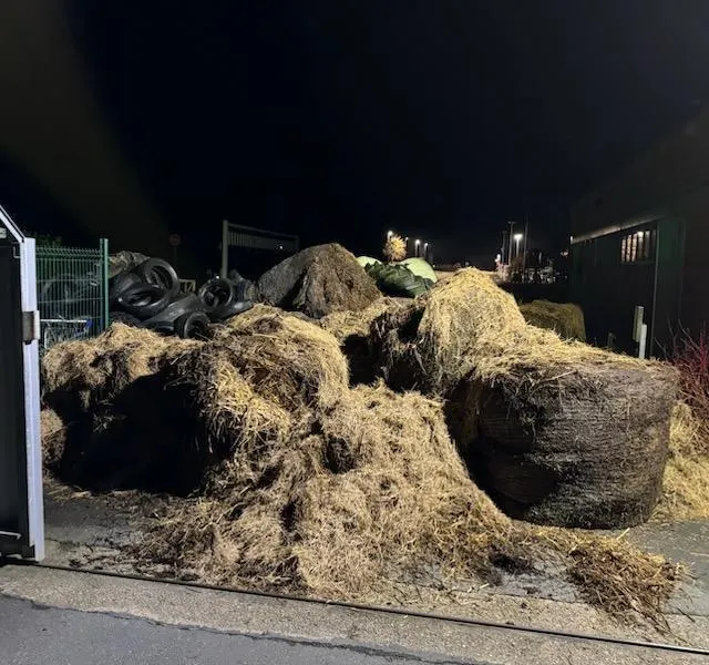 photo pneus, bottes de paille et fumier ont été déposés devant le magasin hyper u d'ecommoy.  ©  ouest-france