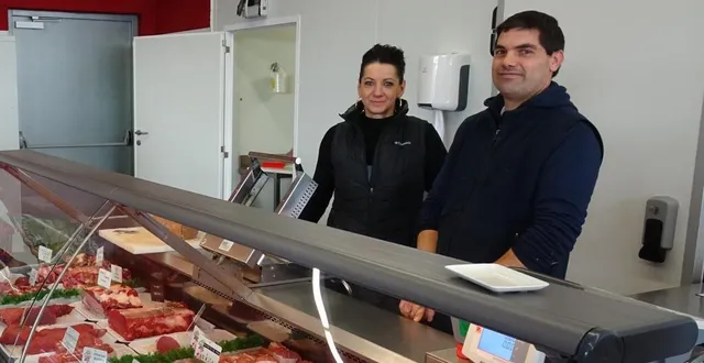 photo  le nouveau boucher, romain viot, avec marie-ange landeau, la vendeuse, succède à la famille lalande.  &copy;  ouest-france 