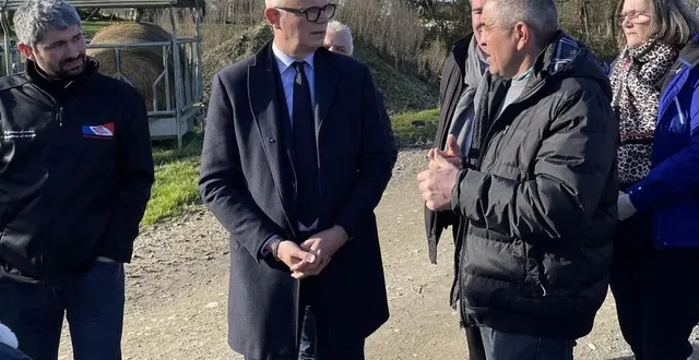 photo  édouard philippe s’est rendu à saires-la-verrerie pour visiter l’exploitation agricole d’olivier denis et de son fils romain.  &copy;  ouest-france 
