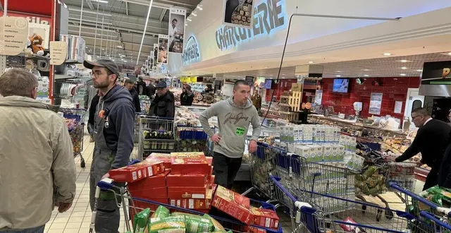 photo  une soixantaine d’agriculteurs a procédé à une opération coup de poing au centre leclerc d’arçonnay dans le nord sarthe.  &copy;  ouest-france 