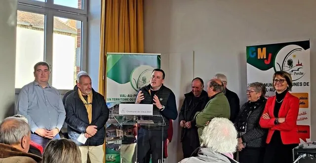 photo  beaucoup d’élus autour du maire, dont une députée et un sénateur, pour ces vœux 2024 de gémages.  &copy;  ouest-france 