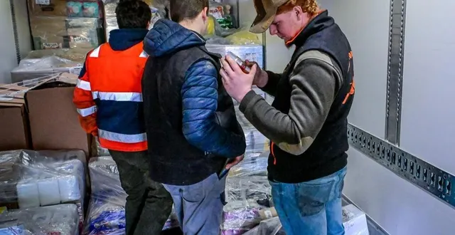 photo  les camions frigorifiques sont contrôlés. lorsque la cargaison problème aux manifestants, ils sont immobilisés quelques heures.  &copy;  le maine libre – yvon loué 