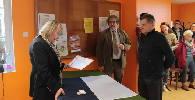 photo  patricia le feuvrier, remet à gilbert godeau, la médaille d’honneur échelon or.  &copy;  ouest-france 