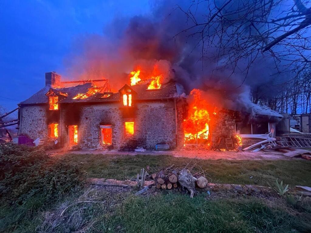 L'étage d'une maison ravagé par un incendie à Bezannes, près de Reims